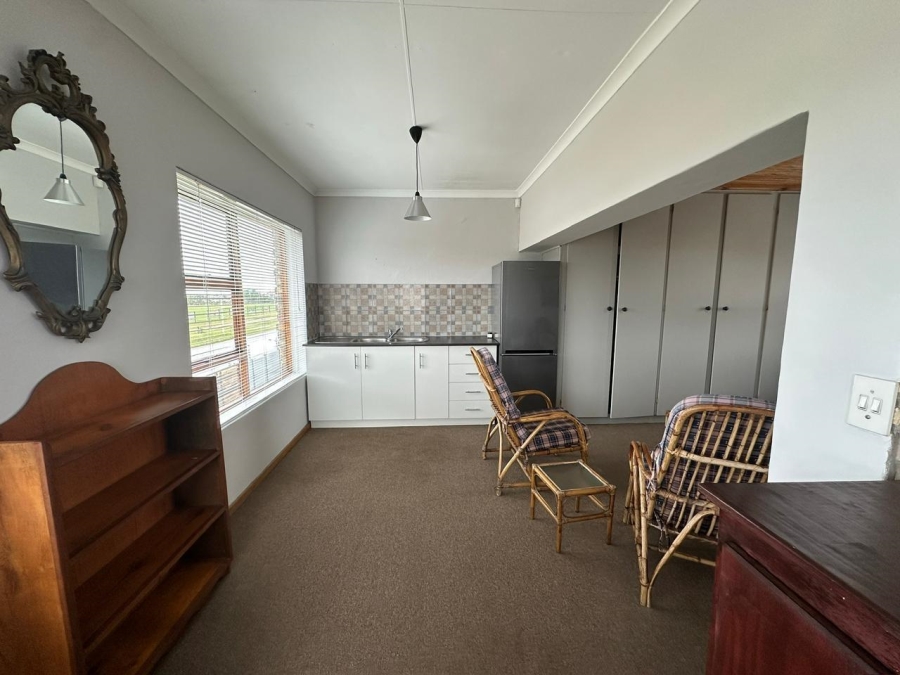 To Let  Bedroom Property for Rent in Wavecrest Eastern Cape